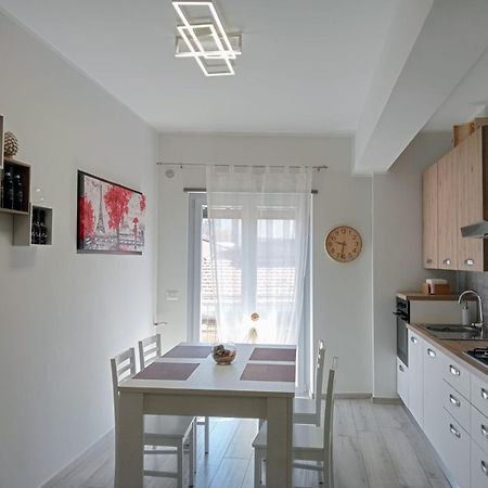 Appartamento Moderno In Centro Citta SantʼAgata di Militello Buitenkant foto