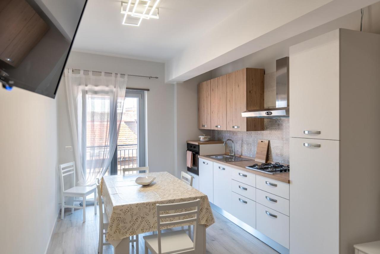 Appartamento Moderno In Centro Citta SantʼAgata di Militello Buitenkant foto