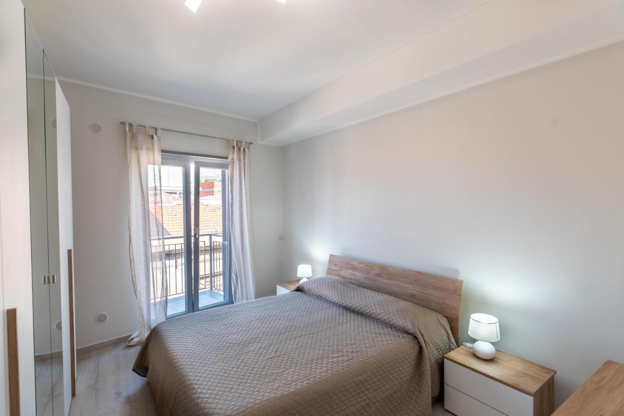 Appartamento Moderno In Centro Citta SantʼAgata di Militello Buitenkant foto