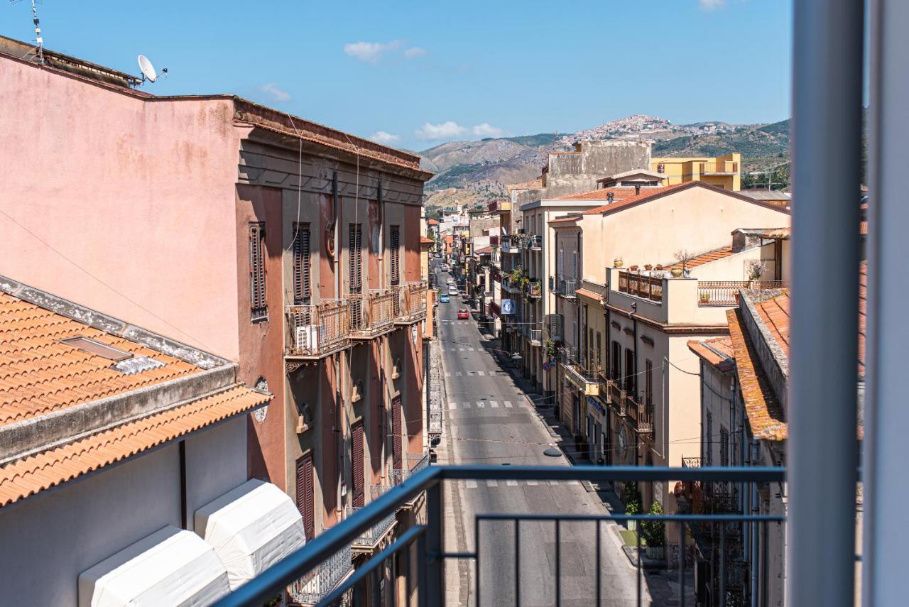 Appartamento Moderno In Centro Citta SantʼAgata di Militello Buitenkant foto